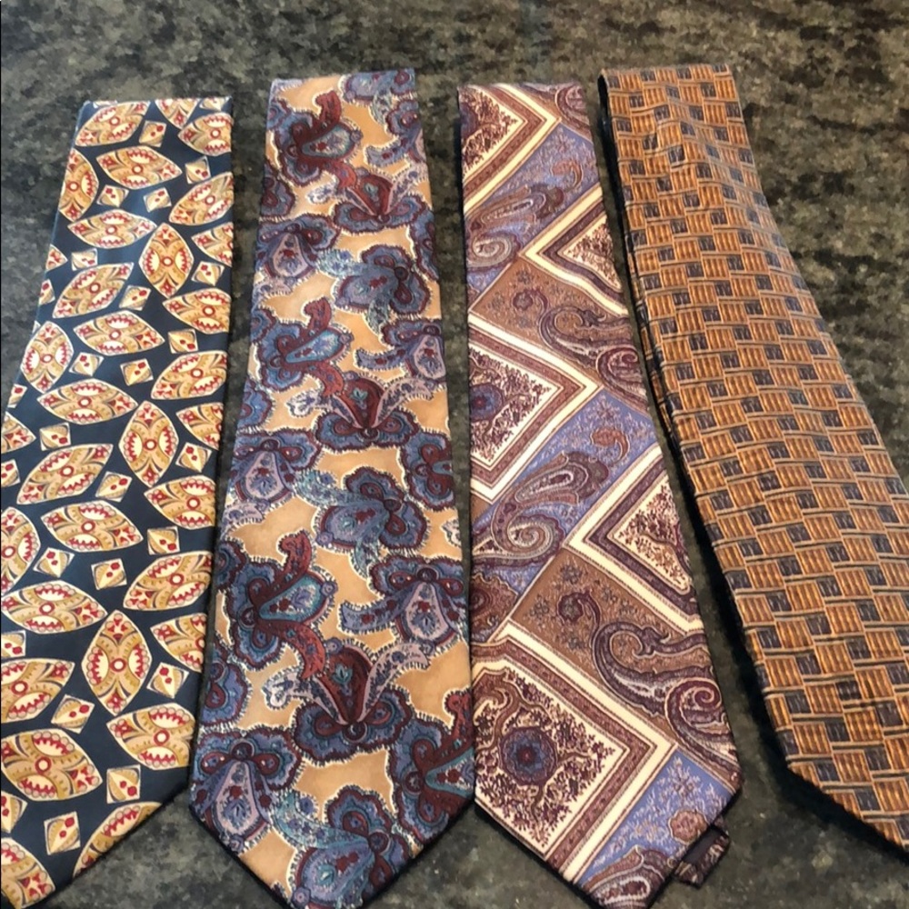 Set of 4 men’s ties. New or like new condition